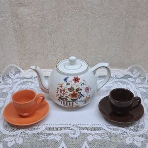 5 Pc Set Ellgreave Ironstone Teapot Plus 2 Sets Cups & Saucers